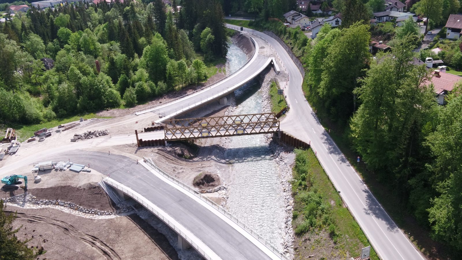 Luftaufnahme der Loisachbrücke bei Grainau